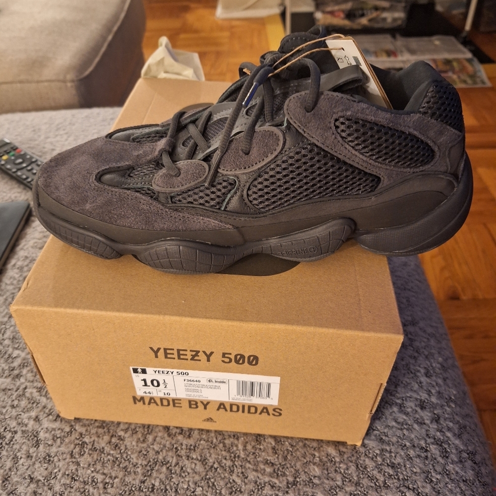 Yeezy 500 size 10.5 utility blk - Picture 2 of 3